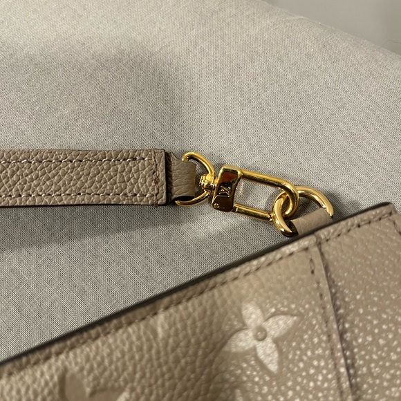 Louis Vuitton pouch - Picture 9 of 15